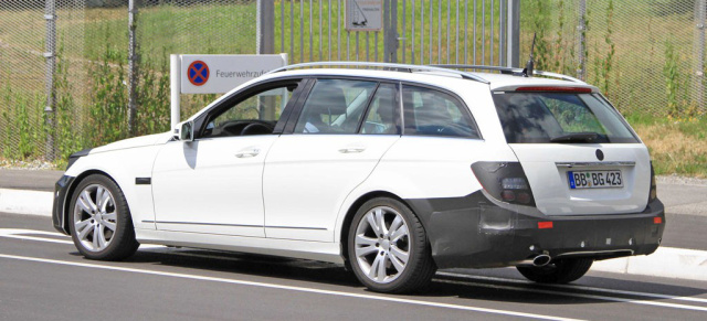 Mini-Facelift für das C-Klasse T-Modell: Neue Mercedes Erlkönig-Bilder: Mercedes-Benz verfeinert die W204er Baureihe weiter