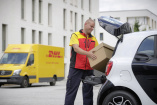 Neuer Logistik-Service von DHL und smart: smart Kofferraum wird zum Paketfach