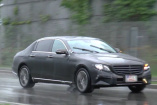 Erlkönig: Mercedes-Benz E-Klasse Langversion: Spy Shot Video: Bewegte Bilder  von der Mercedes E-Klasse Langversion