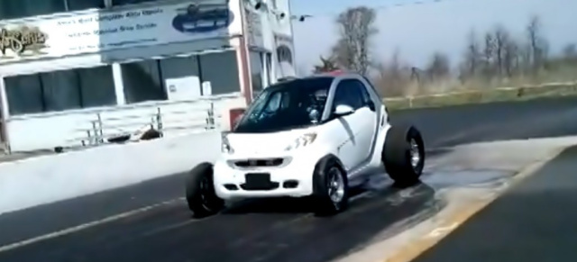 Achtbar:  smart fortwo mit V8 Motor (Video): Der per Chevy Big-Block aufgebrezelte smart fortwo tritt bei Viertelmeilen-Rennen in den USA an  