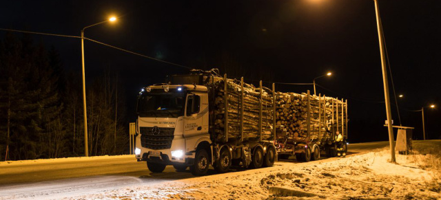 Mercedes-Benz Lkw at work: Ein Mercedes Benz Arocs ist in Finnland schwer auf dem Holzweg