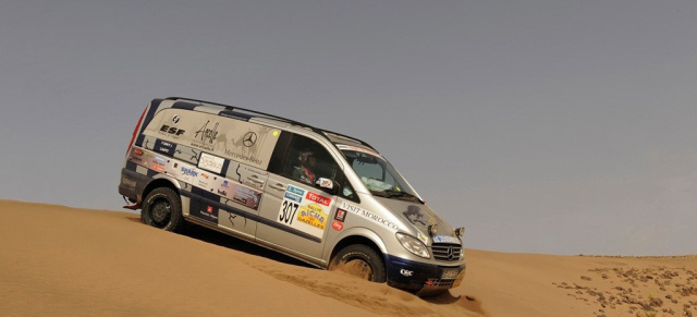 Mercedes Frauen "in die Wüste geschickt": Mitarbeiterinnen der Daimler AG gehen im Mercedes-Benz Viano an den Start der Rallye Aicha des Gazelles
