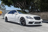 White & breit is allright: Mercedes S-Klasse im Brutal-Look: Ein Body-Kit von Wald International kleidet die Mercedes-Benz Oberklassen Limousine ein