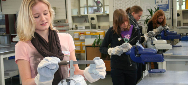 Am 14. April lädt Daimler AG zum Girls Day: Daimler AG stellt technische Berufe vor: über 600 Schülerinnen beim Girls Day zu Gast