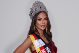 14. SCHÖNE STERNE, 24./25. August 2024, Hattingen/Ruhr: Die amtierende Miss Deutschland Celina Weil übergibt die Pokale bei SCHÖNE STERNE