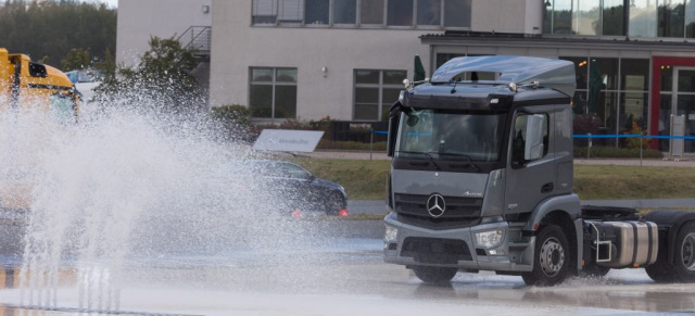 Mercedes-Benz ? Na, sicher! Profi-Training auf der IAA 2012: Straßen- und Geländefahrzeuge im Gelände-Parcours