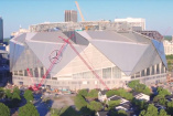 Mercedes-Benz Stadium Atlanta - Drohnen-Video!: Die Sterne prangen in Atlanta: Die Logos sind am Mercedes-Benz Stadium angebracht 