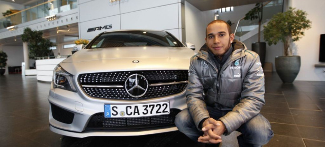 "Hallo, ich bin der Lewis!" Neu-Silberpfeil-Pilot  Hamilton fährt den neuen CLA: Der neue Silberpfeil-Pilot Lewis Hamilton besuchte auch das Mercedes-Museum und AMG in Affalterbach